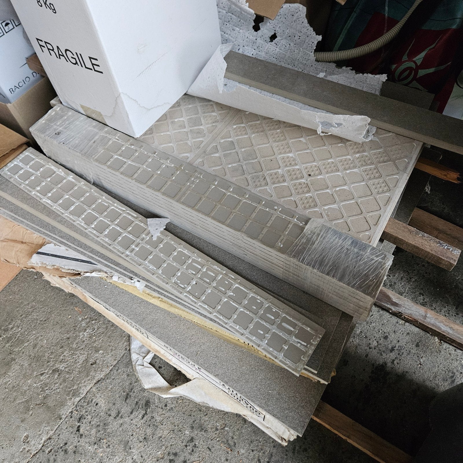 Carrelage gris 60x60 de 5,5 m² avec plinthes assorties, Neuf, Carrelage de sol, Céramique, Enlèvement