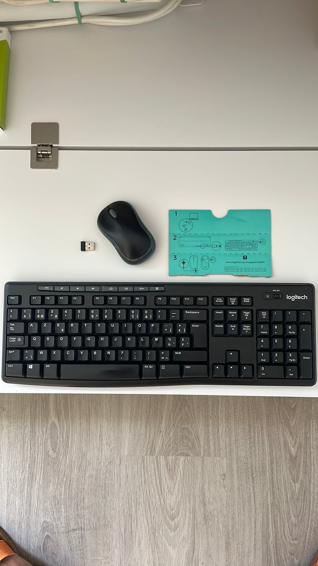 Clavier plus souris sans fils Logitec resepteur USB inclus, Informatique & Logiciels, Azerty, Enlèvement, Utilisé, Pavé numérique