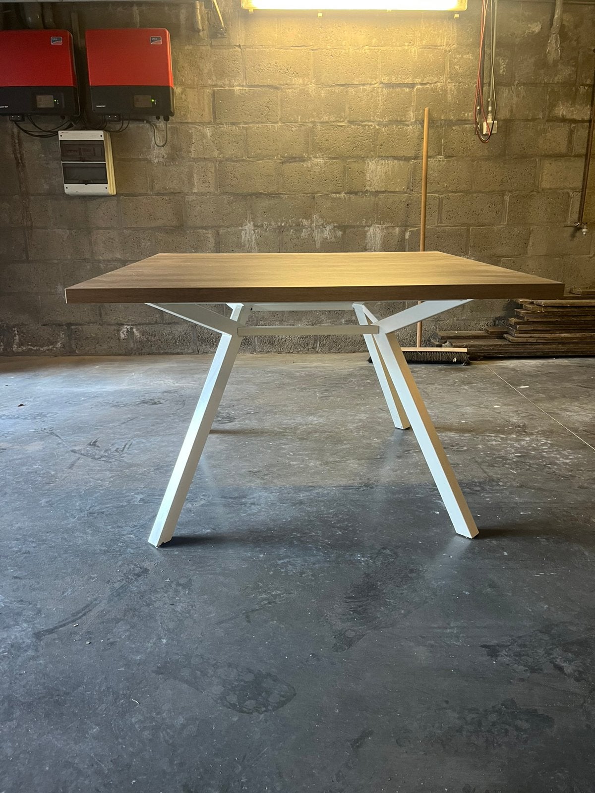 Vierkante eettafel - eikenlook blad, wit metalen onderstel, Ophalen, Zo goed als nieuw