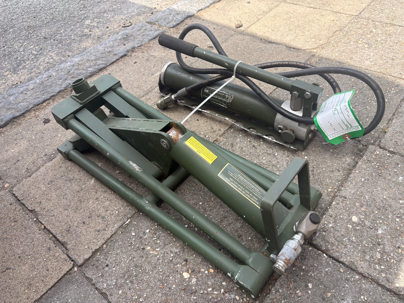 Humvee krik, Ophalen, Zo goed als nieuw