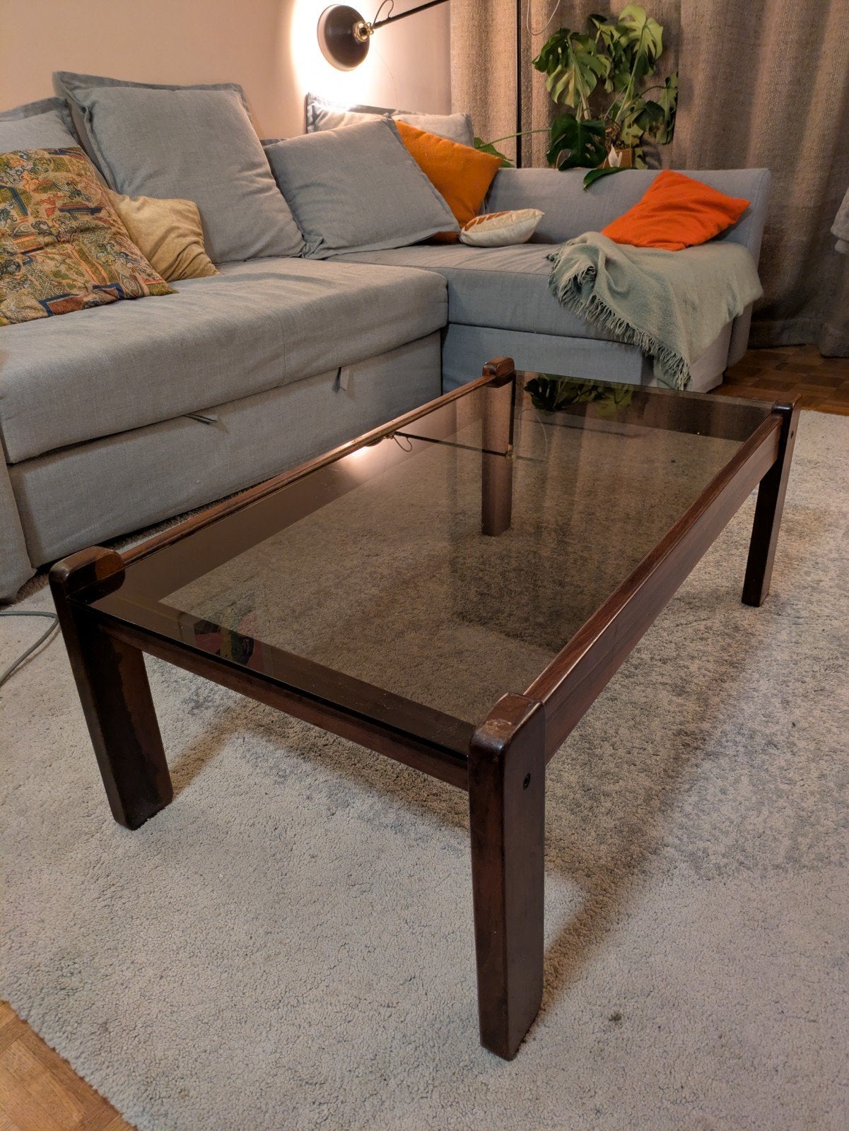 Table basse vintage bois massif et verre fumé (Années 70), Maison & Meubles, 100 à 150 cm, Autres essences de bois, Enlèvement