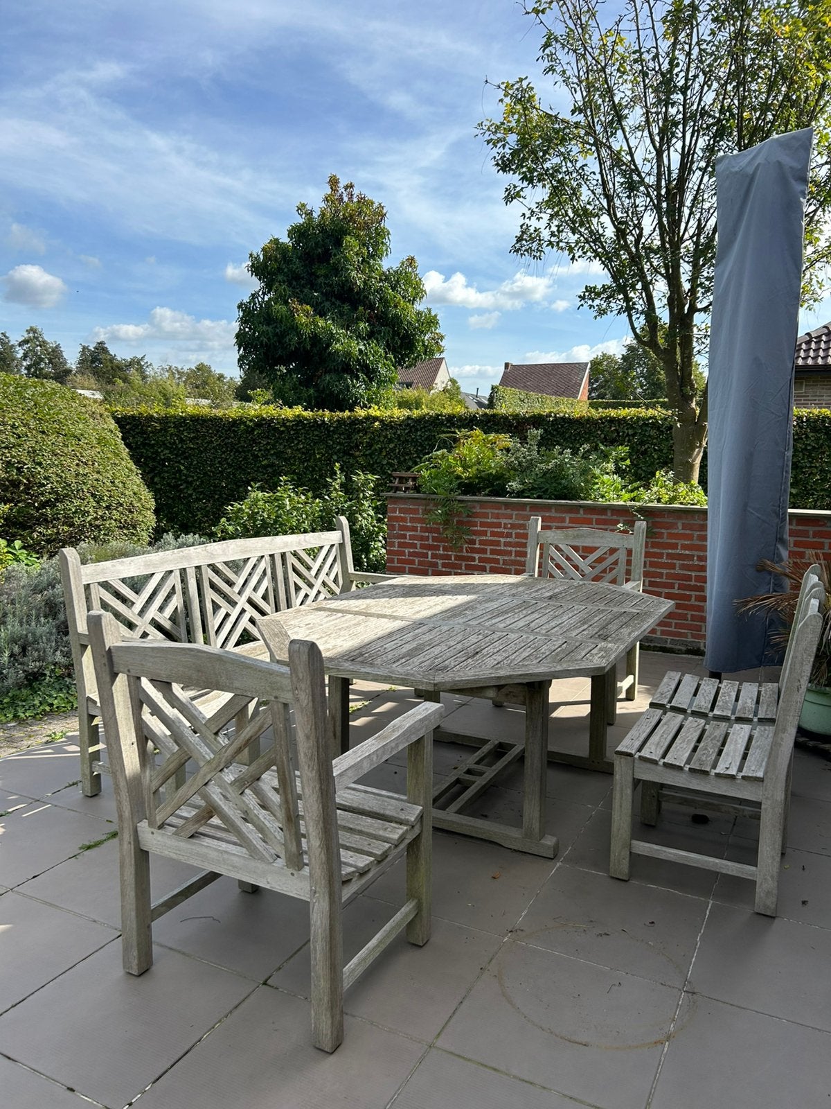 Teakhouten tuintafel + 4 stoelen + bank + kussens + parasol, Ophalen, Gebruikt, Teakhout, 7 zitplaatsen