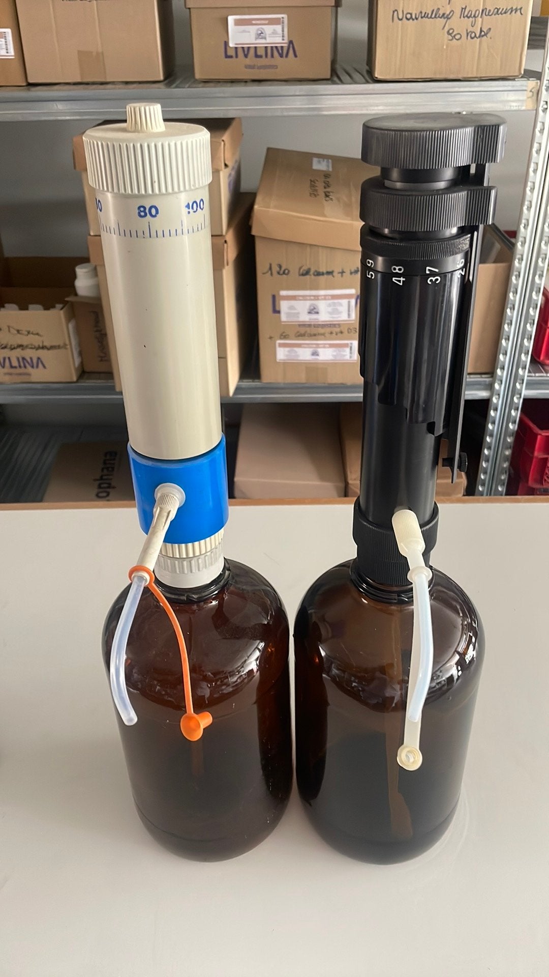 2x 4 liter fles met dispensers, Ophalen, Gebruikt