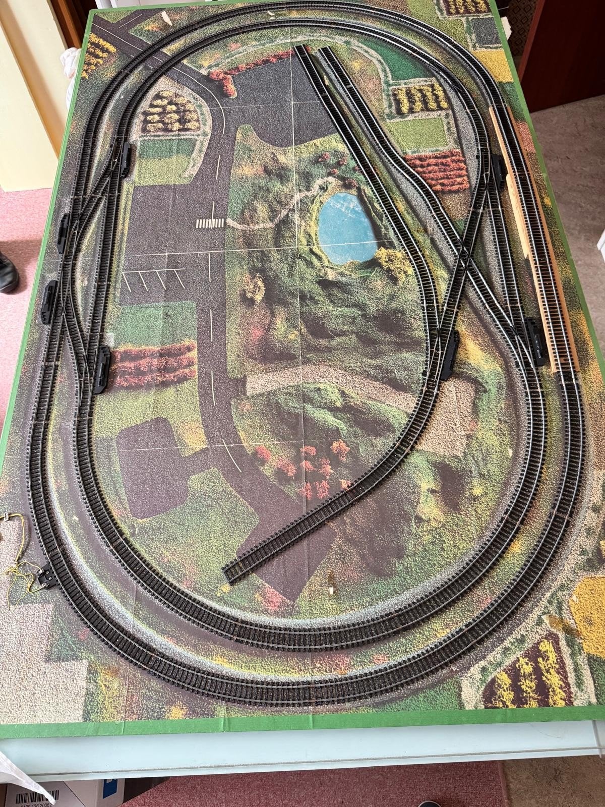 Vintage houten plaat met treinsporen en landschap decor, Hobby en Vrije tijd, Modeltreinen | Overige schalen, Ophalen