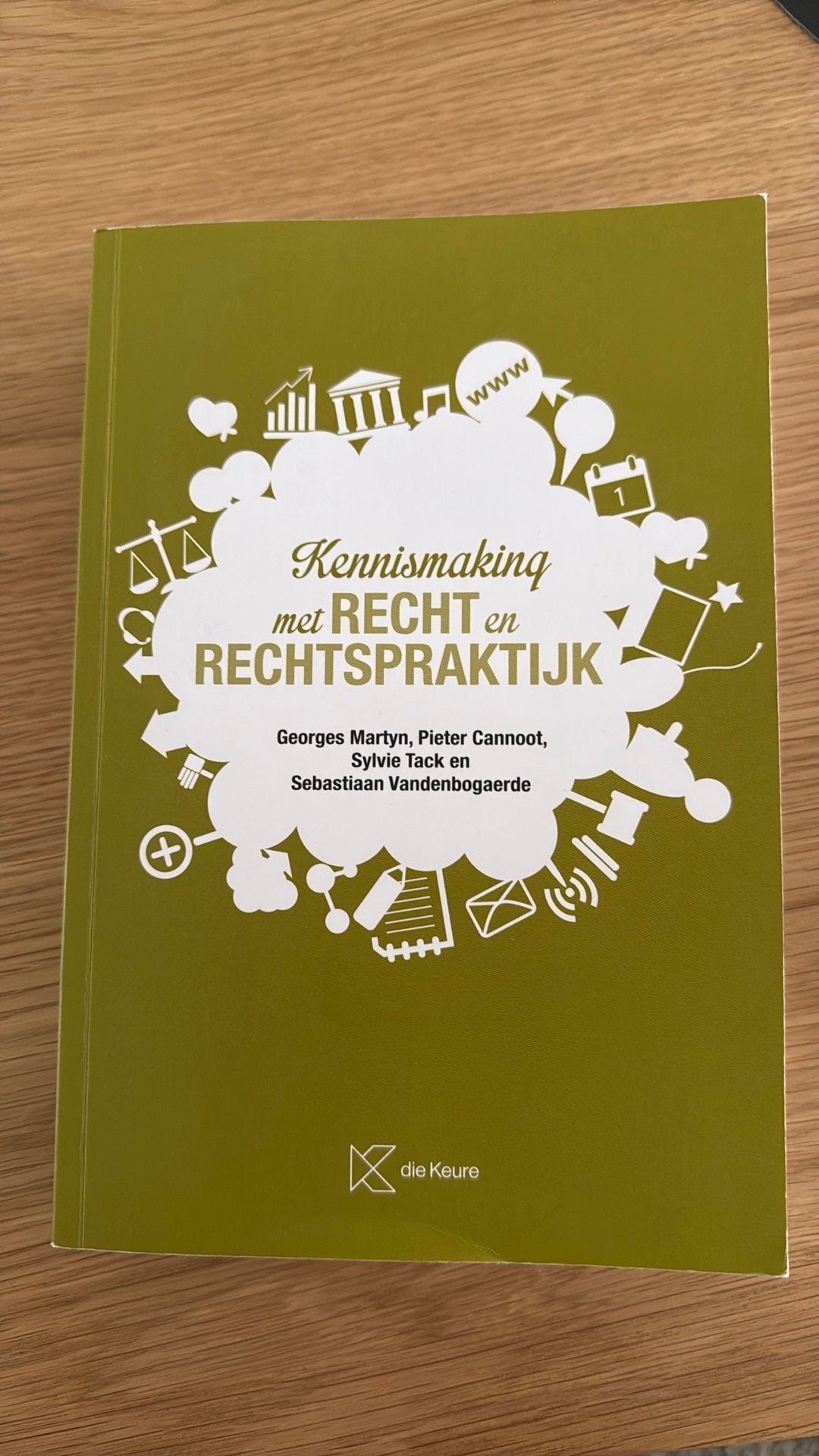 met Recht en Rechtspraktijken, Livres, Enlèvement ou Envoi, Comme neuf