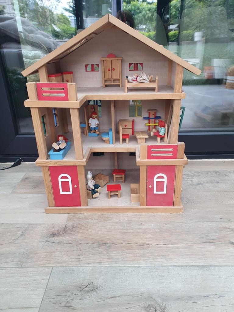 Houten poppenhuis met meubeltjes en poppetjes – compleet, Enlèvement, Utilisé, Maison de poupées