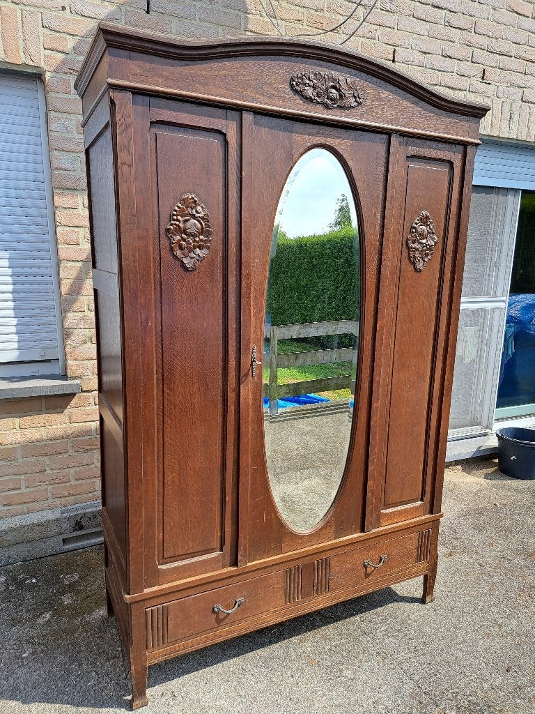 Oude kleerkast met spiegel, Enlèvement