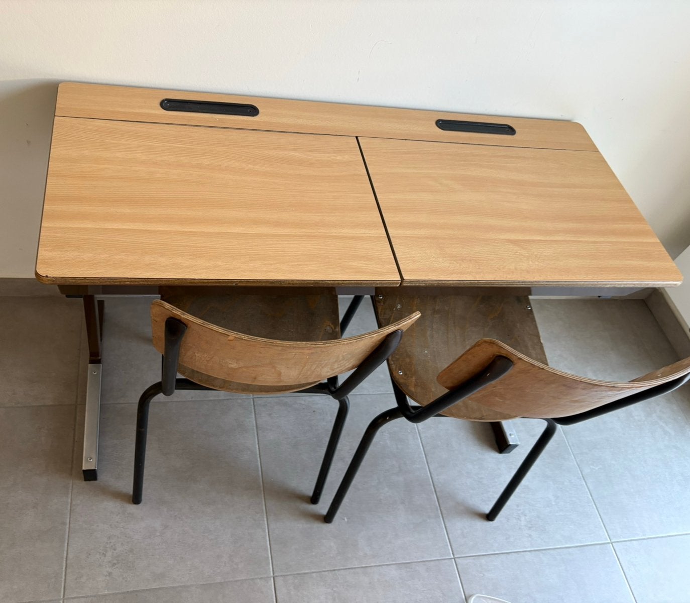 Retro schoolbankje met stoelen, Kinderen en Baby's, Kinderkamer | Tafels en Stoelen, Ophalen, Gebruikt, Tafel(s) en Stoel(en)