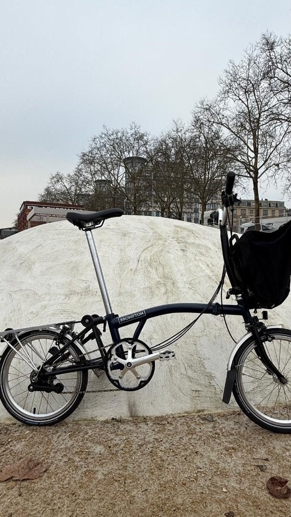 Brompton M6R bleu foncé + sac panier 6 vitesses état neuf, Vélos & Vélomoteurs, Neuf, Vitesses, Frein sur jante, Brompton