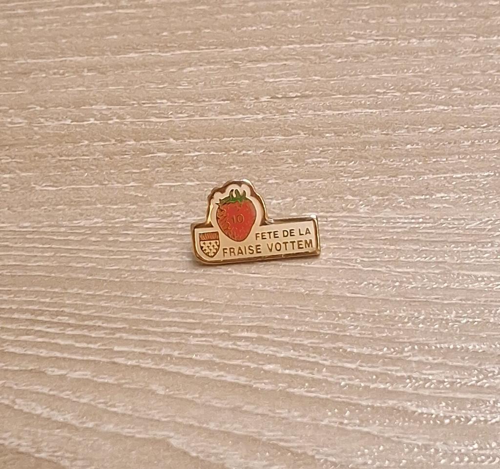 PIN - FETE DE LA FRAISE - VOTTEM - HERSTAL - LUIK - LIÈGE, Verzenden, Gebruikt, Overige onderwerpen, Speldje of Pin