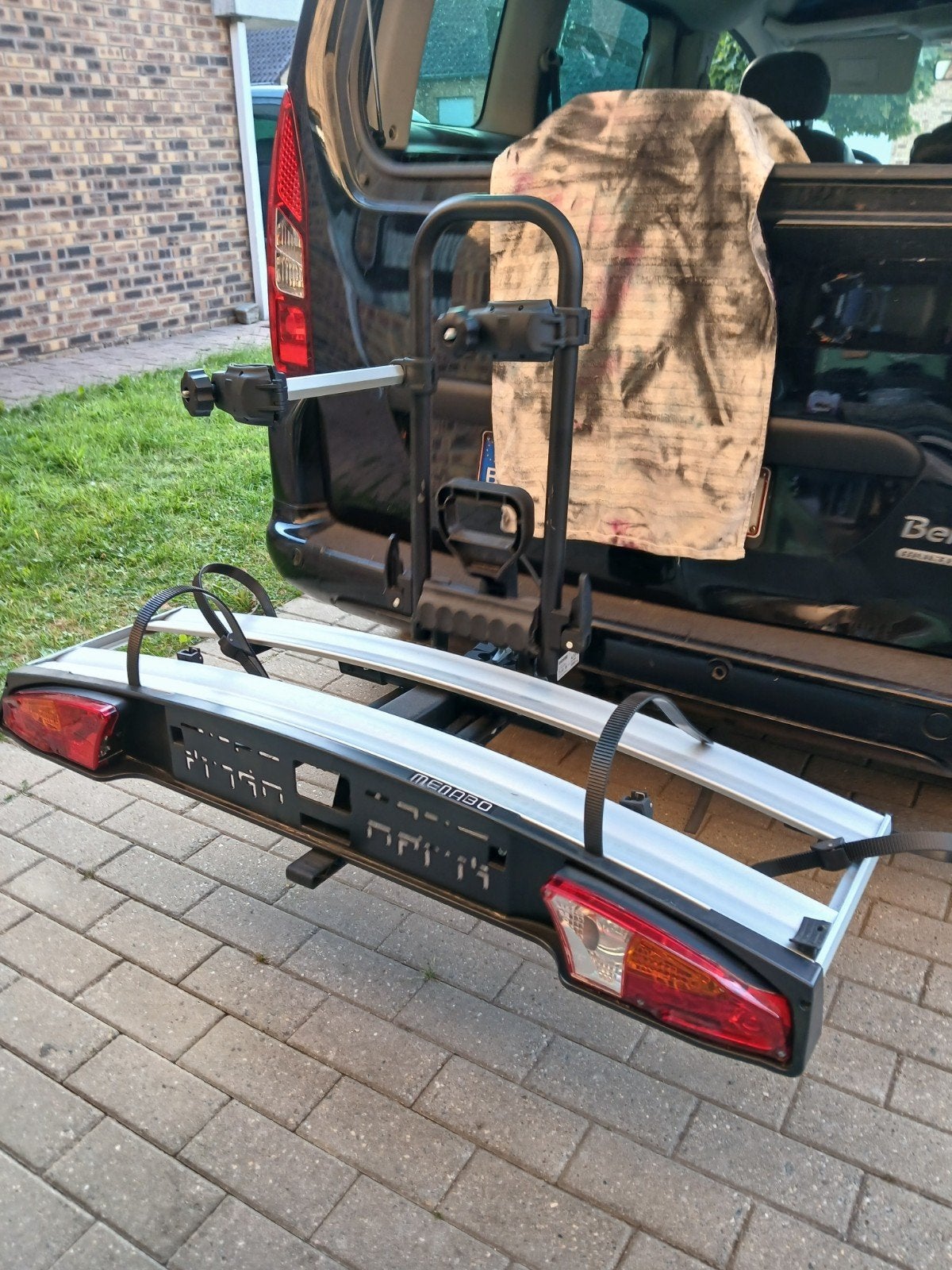 PORTE-VÉLOS MENABO EN PARFAIT ÉTAT POUR VÉLOS ÉLECTRIQUES, Support d'attelage, 2 vélos, Comme neuf, Enlèvement