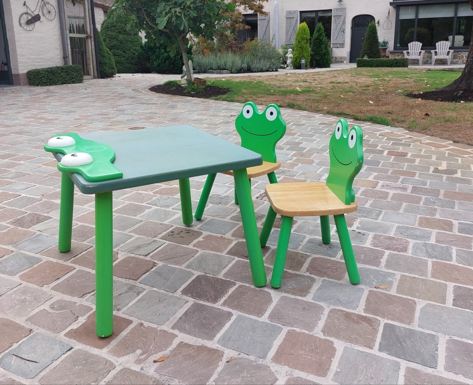 kinder tafel - lessenaar met bijhorende stoeltjes, Kinderen en Baby's, Ophalen, Zo goed als nieuw, Tafel(s) en Stoel(en)