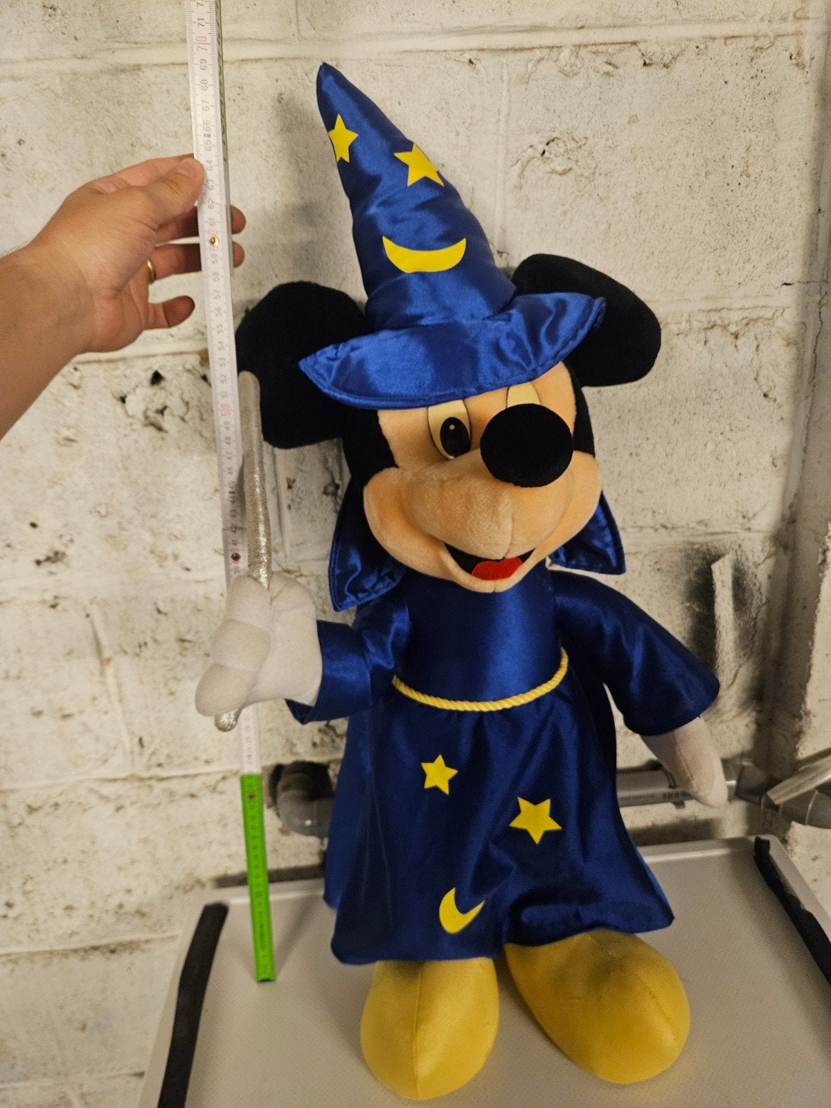 peluche mickey magicien, Enlèvement