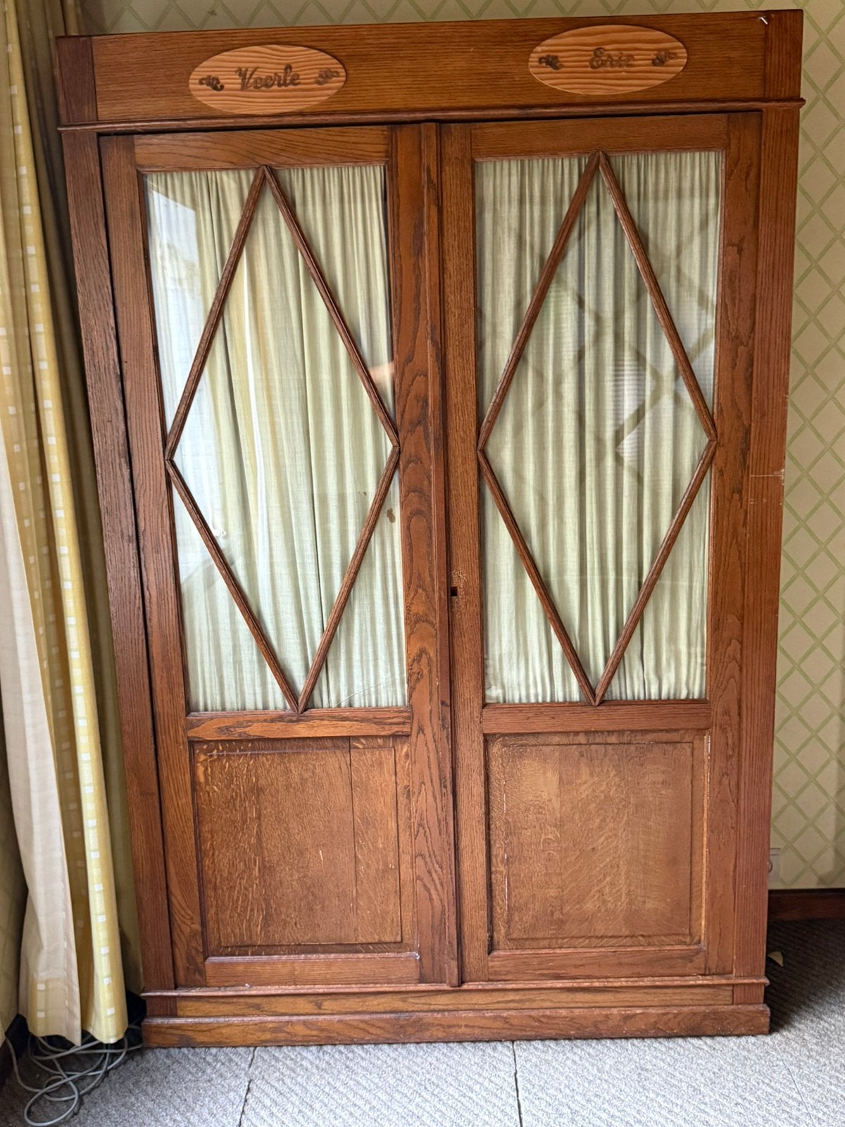Authentieke houten kast met glas (kleine barst in raam), Doe-het-zelf en Bouw, Deuren en Vliegenramen, Gebruikt, Minder dan 200 cm