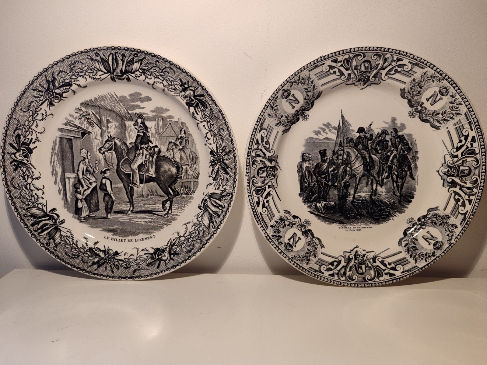 2 antiek Napoleon bordjes Boch Cappellemans fijn aardewerk
e, Antiquités & Art, Enlèvement ou Envoi