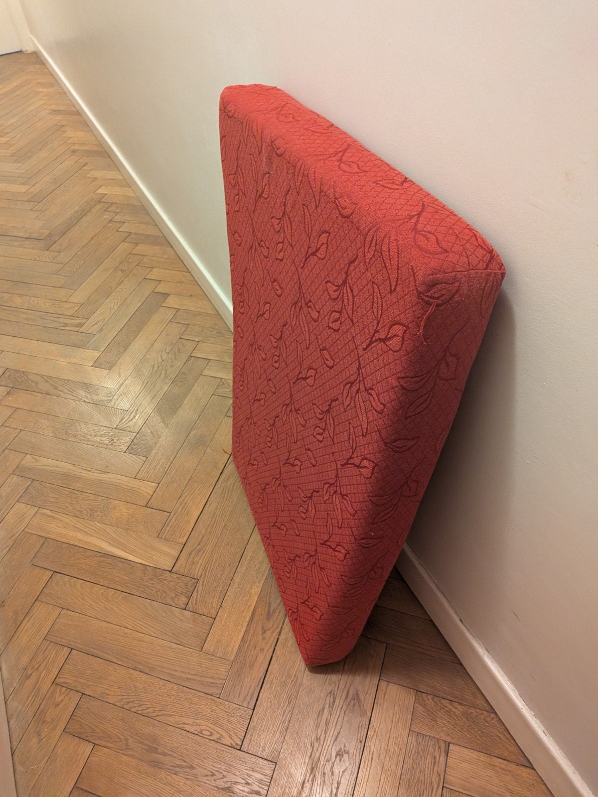 Red cushion, Enlèvement