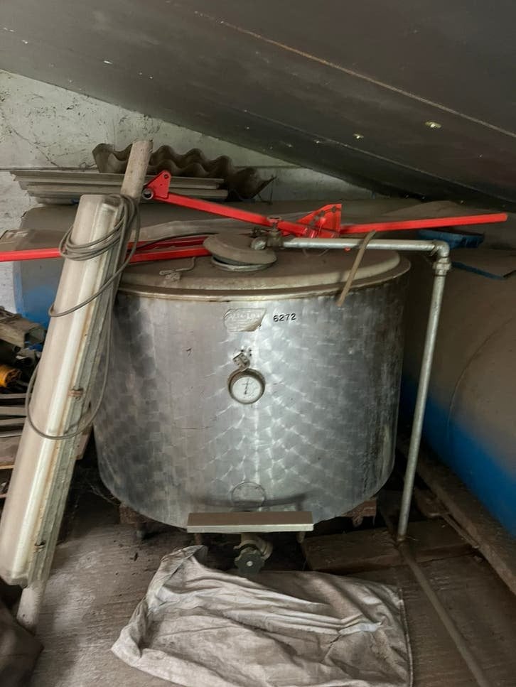 Inox tank nog gevuld met 250l rode mazout, Ophalen