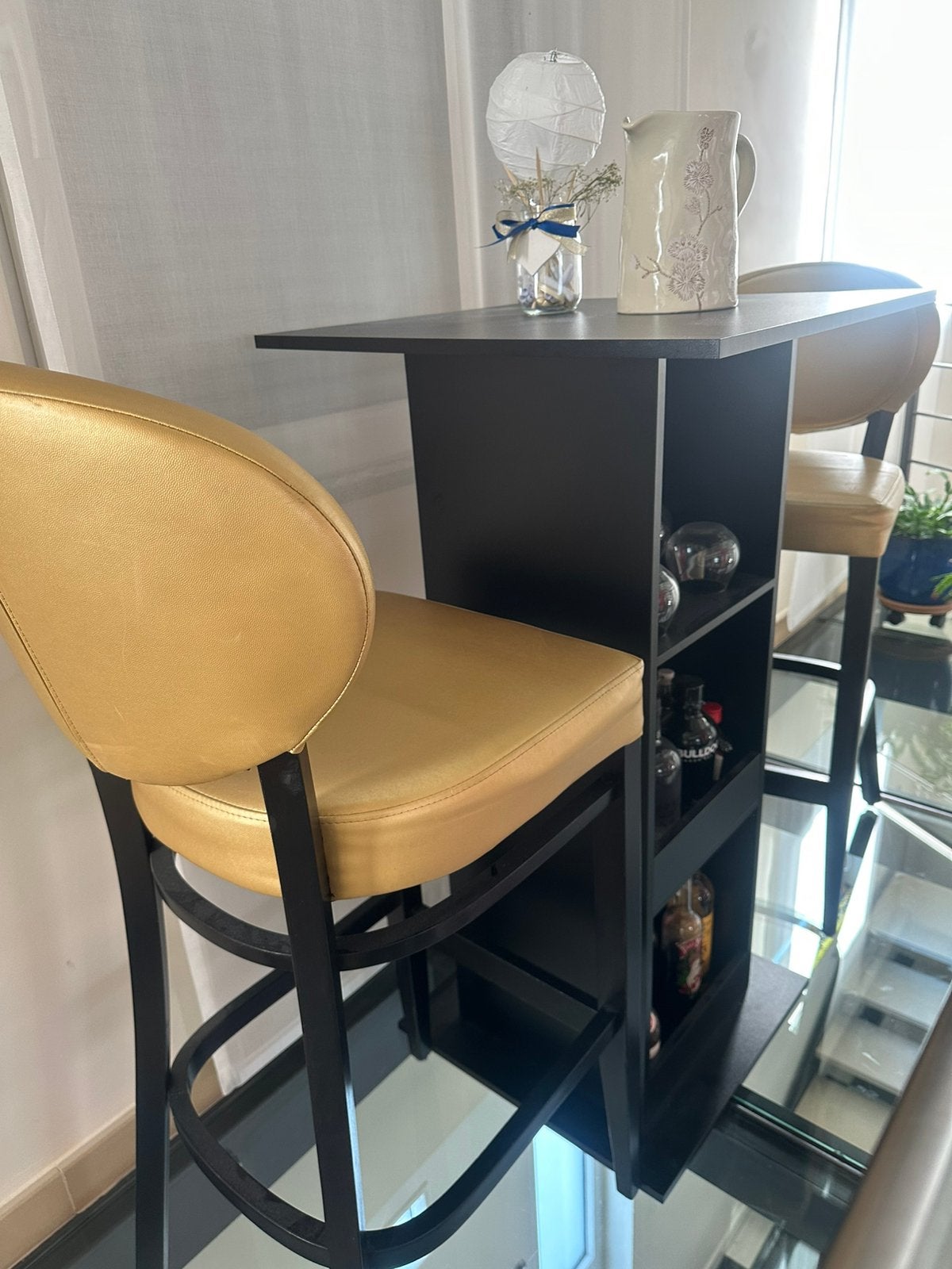 Hoge tafel/bar met 2 echt leren stoelen, Huis en Inrichting, Barren, Zo goed als nieuw, Inclusief barstoelen, Ophalen