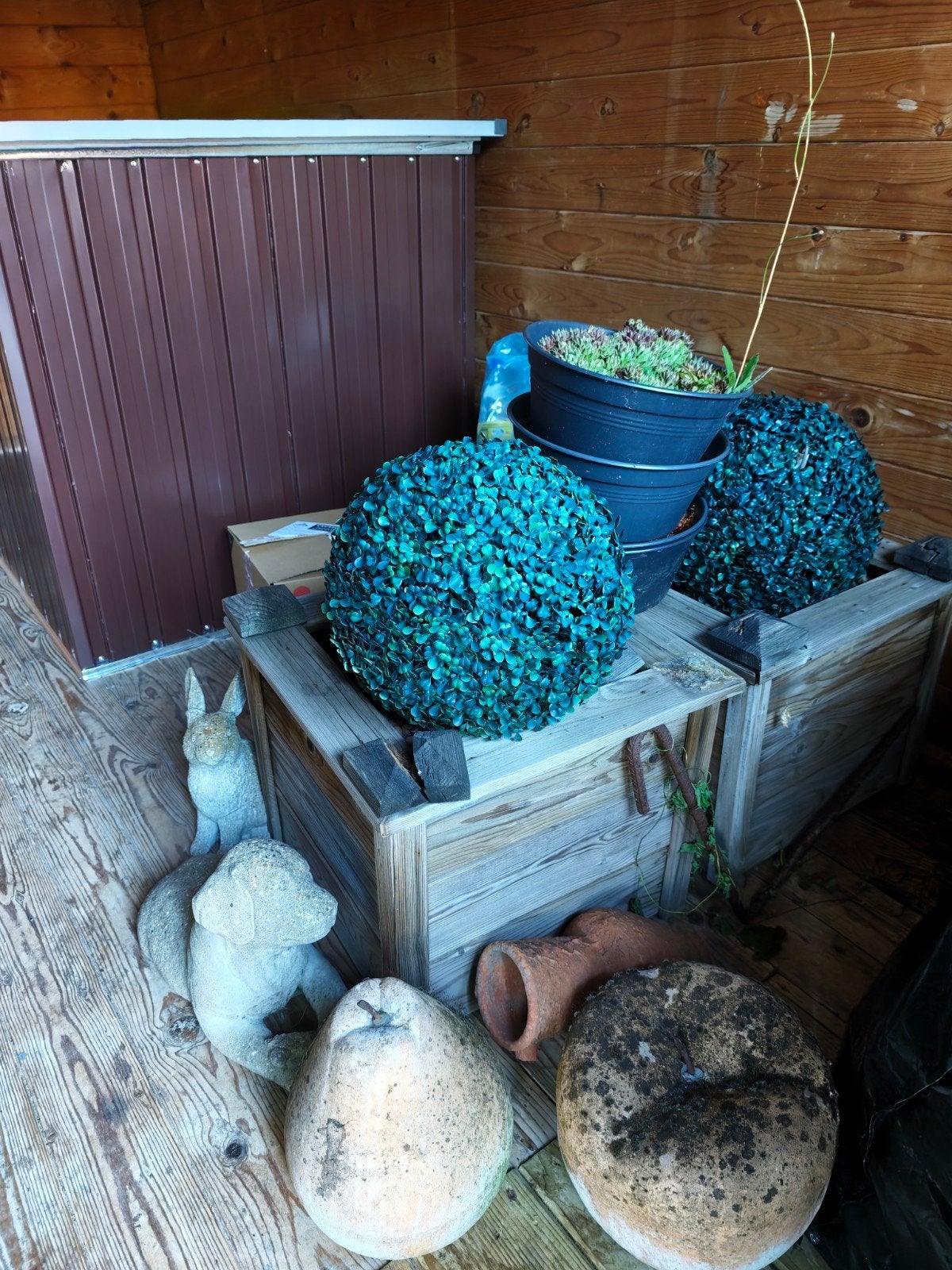 2 Houten plantenbakken met nepbuxus en stenen beeldjes, Ophalen