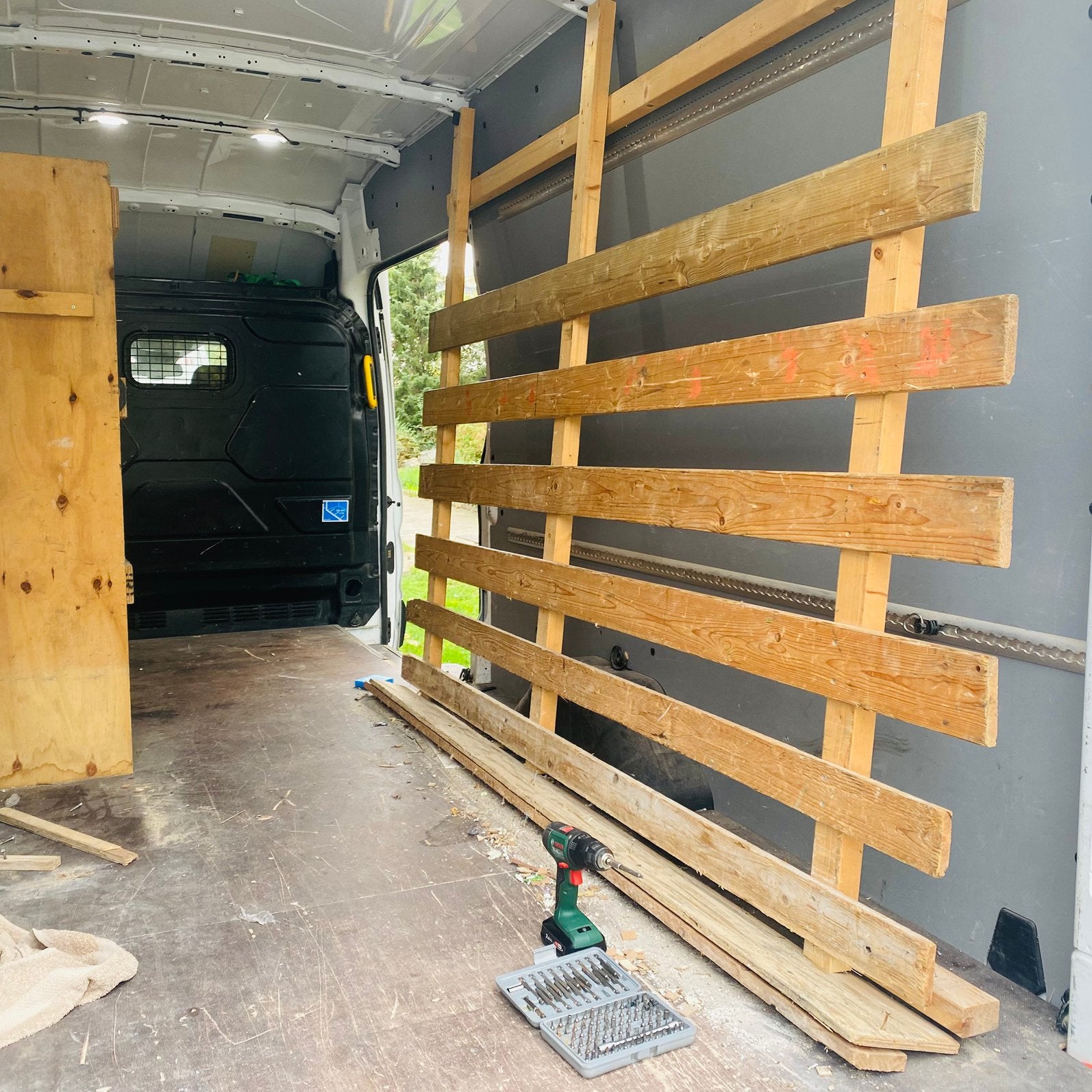 Houten stelling en zijwandbekleding voor bestelwagen, Ophalen, Zo goed als nieuw