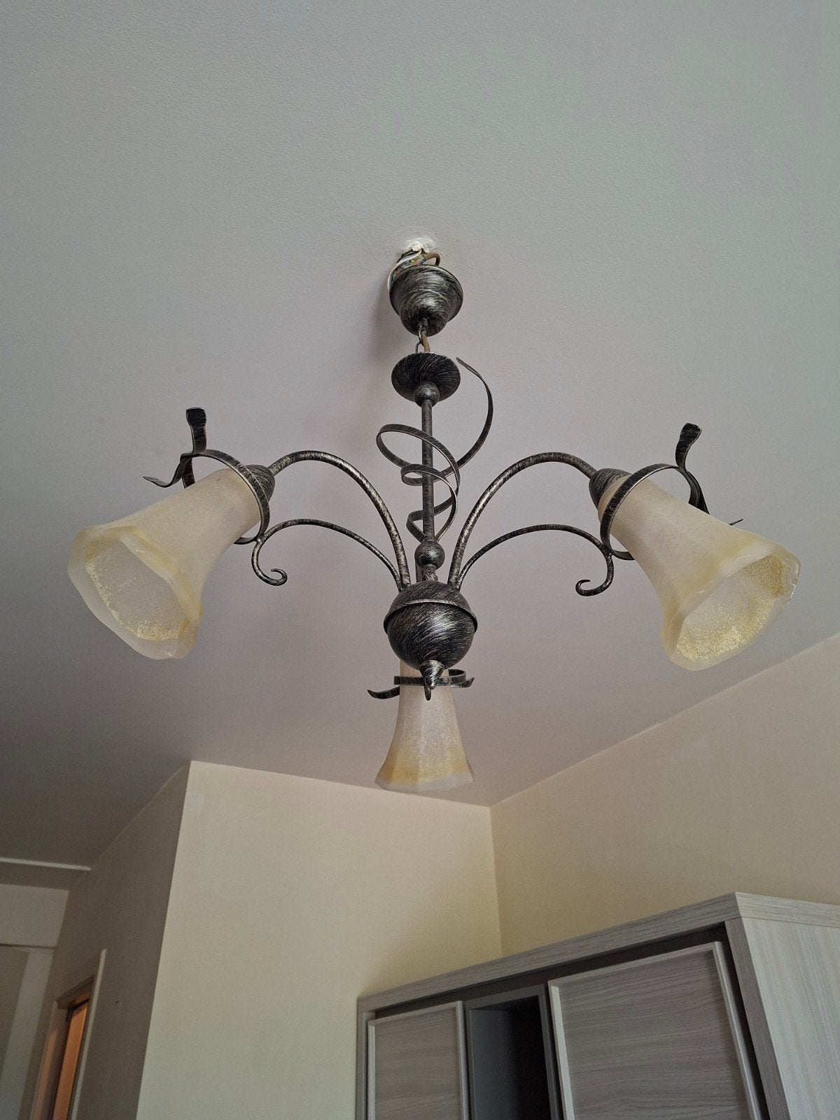 lustre avec 3 capuchons en verre, Enlèvement