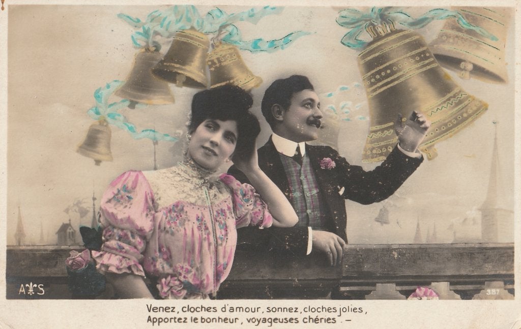 FANTASIE -  Koppel met Paasklokken + 120 Jaar oud !!, Verzamelen, Postkaarten | Themakaarten, Ophalen of Verzenden, Voor 1920