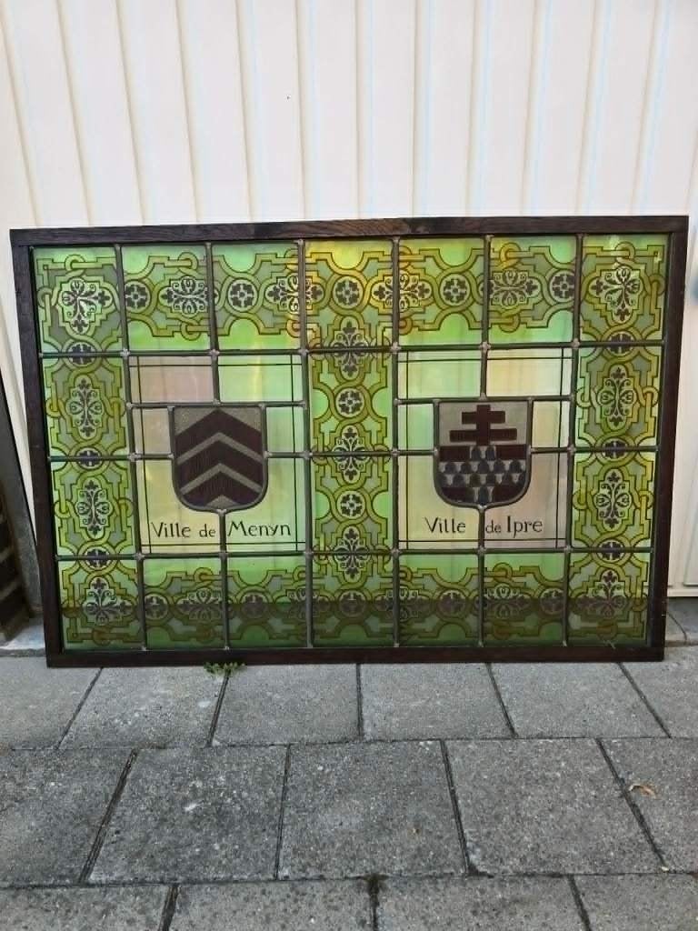 glas in lood raam met 2 stads wapenschilden, Ophalen