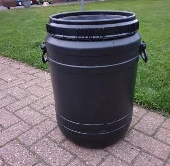 Zwarte curtec vaten , tonnen van 60 L met schroefdeksel, Tuin en Terras, Regentonnen, Zo goed als nieuw, Kunststof, Minder dan 75 liter