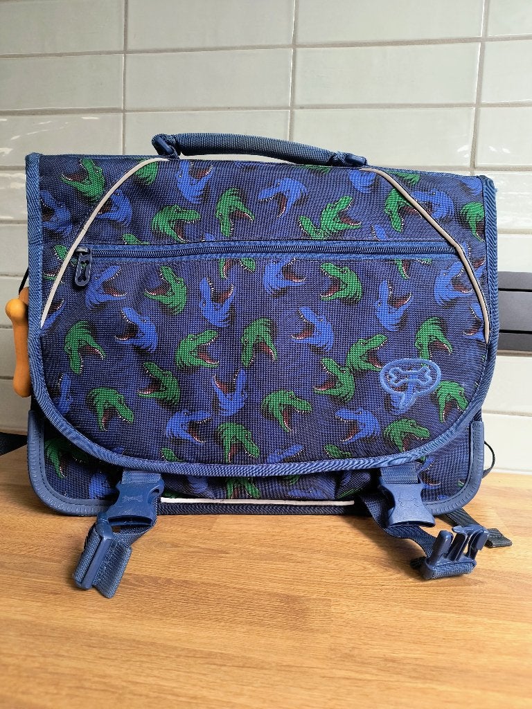 Boekentas stones and bones, Handtassen en Accessoires, Tassen | Schooltassen, Ophalen, Minder dan 30 cm, Blauw, Aktetas of Boekentas