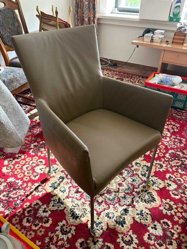 Twee stoelen met armleuningen op wieltjes, Huis en Inrichting, Ophalen, Bruin, Hedendaags, Twee