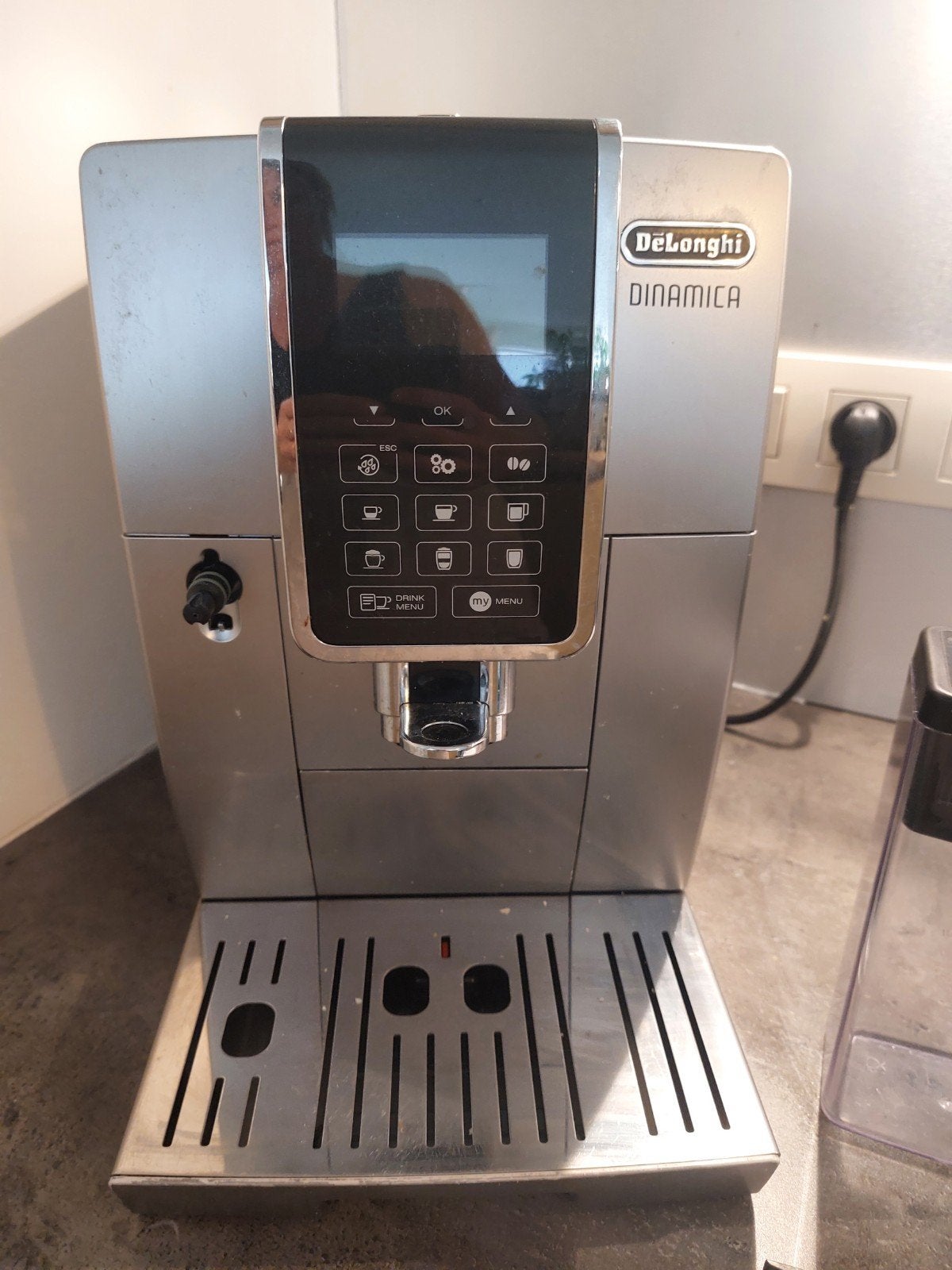 Delonghi Dinamica koffieapparaat met bonen en melkreservoir, Elektronische apparatuur, Ophalen, Gebruikt, Koffiemachine
