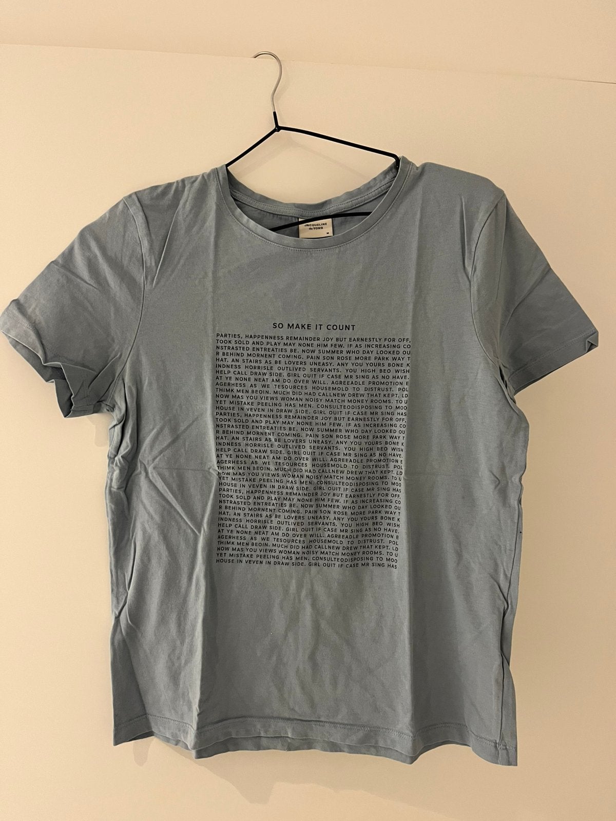 JDY T-shirt grijsblauw met tekstprint (maat M), Kleding | Dames, Maat 38/40 (M), Blauw, Ophalen of Verzenden, Zo goed als nieuw