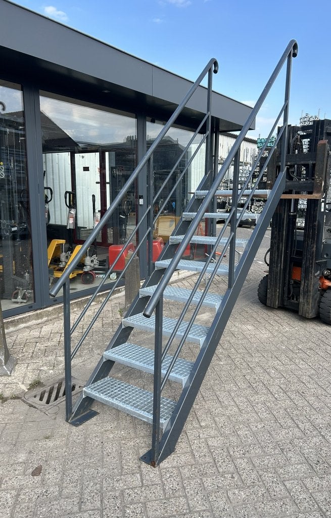 Stalen trap/verdiepingstrap/metalen trap 1.70M 8-treeds, Bricolage & Construction, Outillage | Ponceuses, Enlèvement, Utilisé