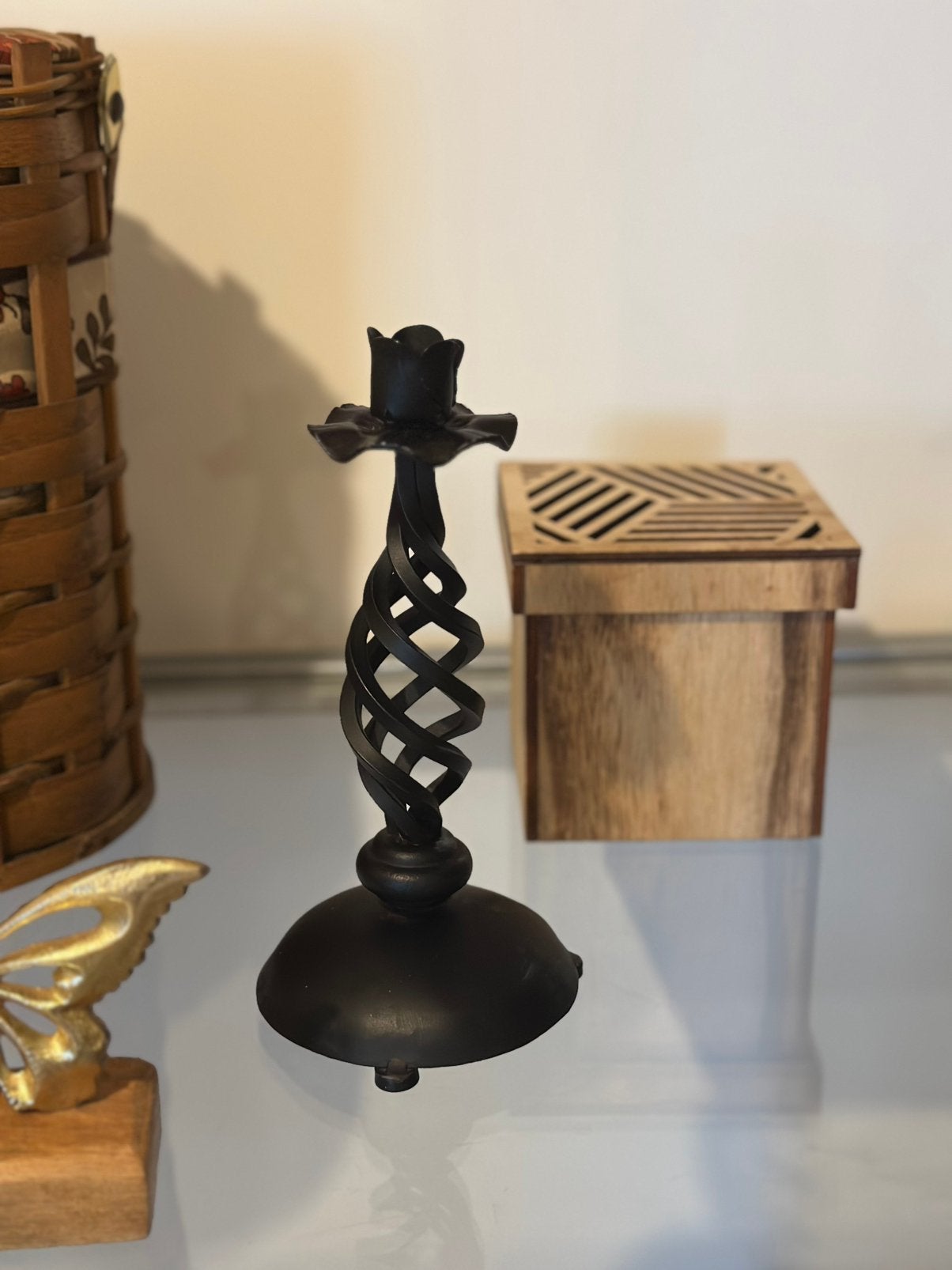 Zwarte metalen kandelaar met getorde stam, Antiek en Kunst, Ophalen of Verzenden, Goud
