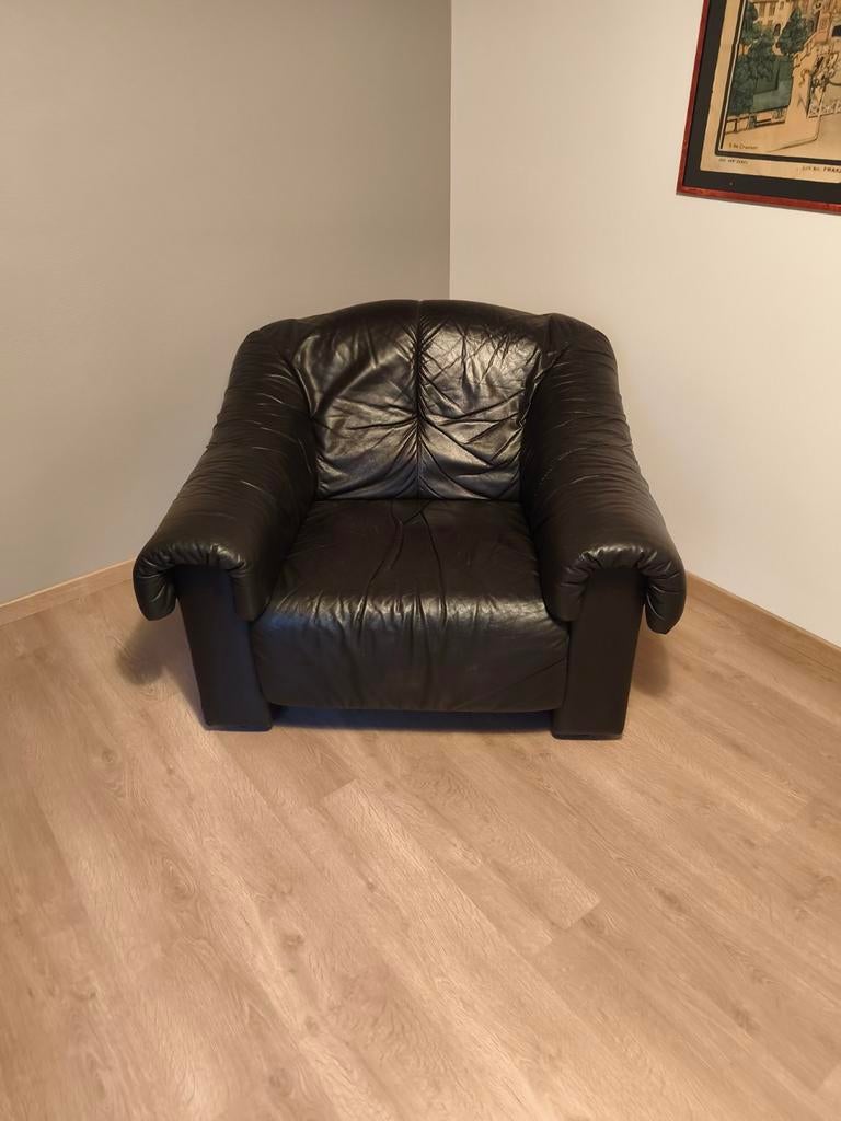 Lederen fauteuil, Ophalen