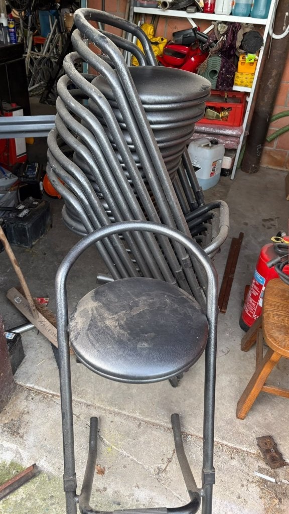 10 stapelbare barkrukken zwart met rugleuning, Ophalen, 5 krukken of meer, 60 tot 90 cm, Zo goed als nieuw