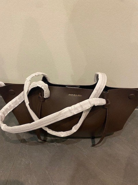 Sac fourre-tout Calla Espresso Brown de Charles and Keith, Bijoux, Sacs & Beauté, Enlèvement, Neuf, Brun, Sac à bandoulière
