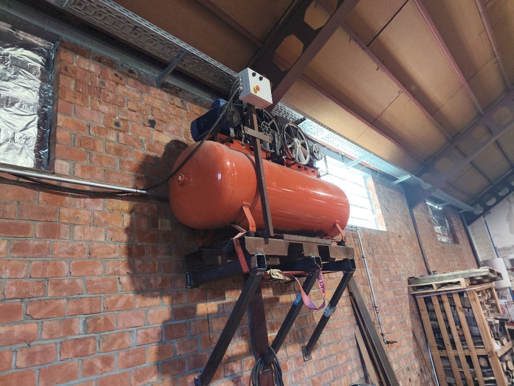 Industriële compressor 1600l/min, Doe-het-zelf en Bouw, Ophalen, Gebruikt, 800 liter/min of meer, 6 tot 10 bar