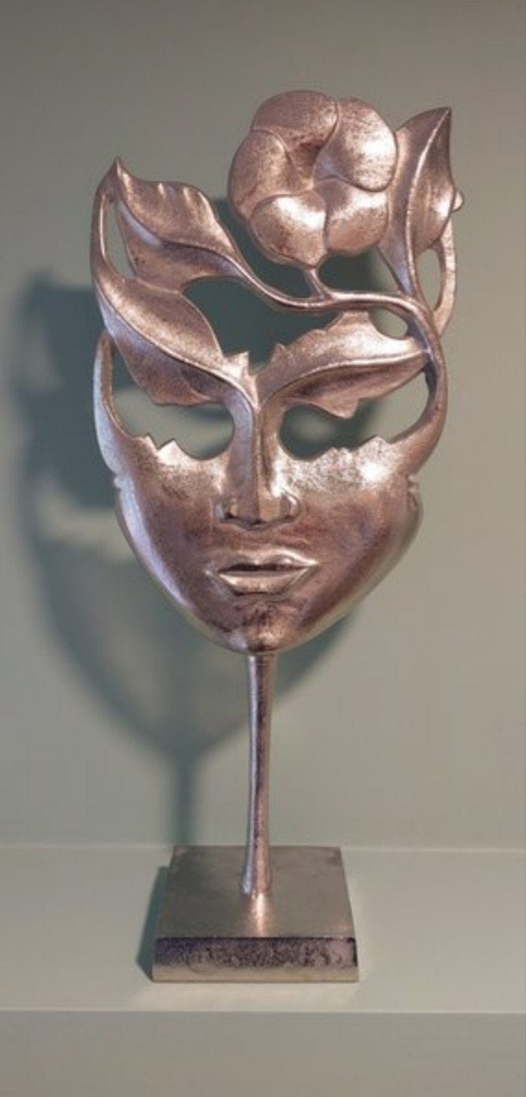 Decoratief damesmasker met bloem, Enlèvement