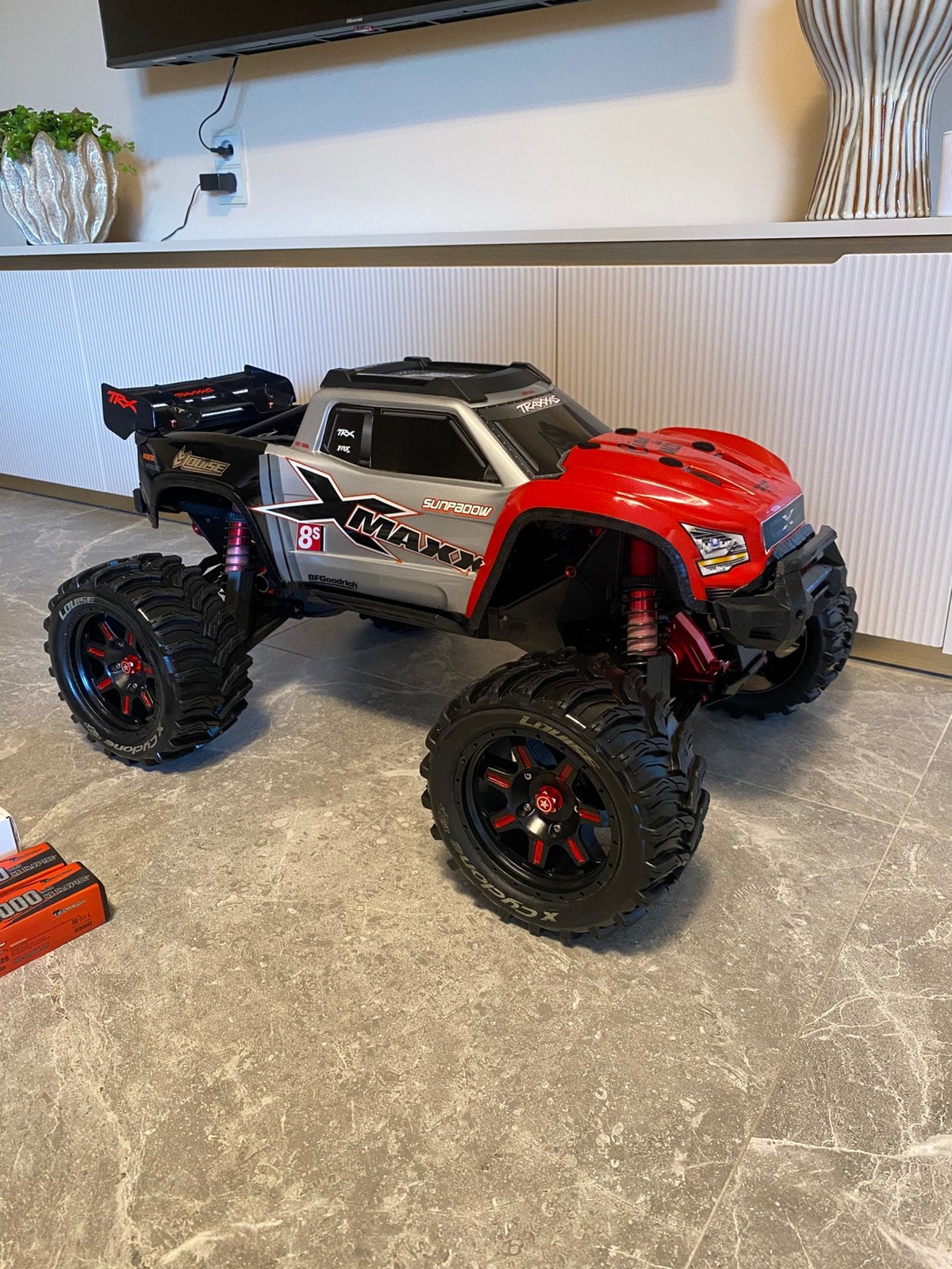 Traxxas X-Maxx 8S - pneus Louise - 2 x 4S LiPo - chargeur, Hobby & Loisirs créatifs, Enlèvement, Comme neuf