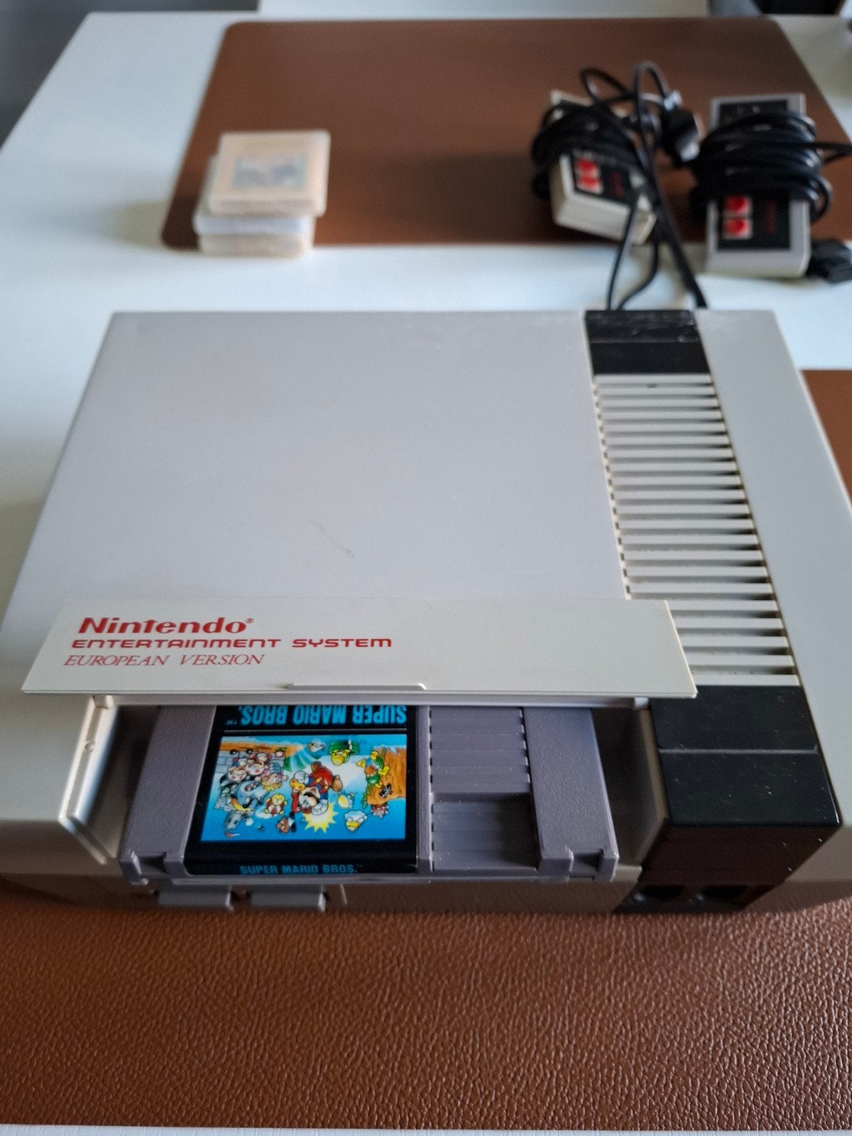 Original Nintendo Action Set, model NES.
Nog in goede staat, Games en Spelcomputers, Ophalen, Gebruikt, Met 2 controllers, Met games