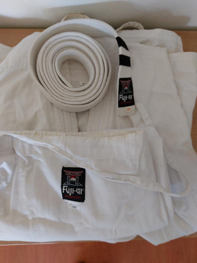 Karate pak volwassenen  Fuji-Gi maat 180, Sports & Fitness, Enlèvement ou Envoi, Costume d'arts martiaux, Comme neuf, Karaté