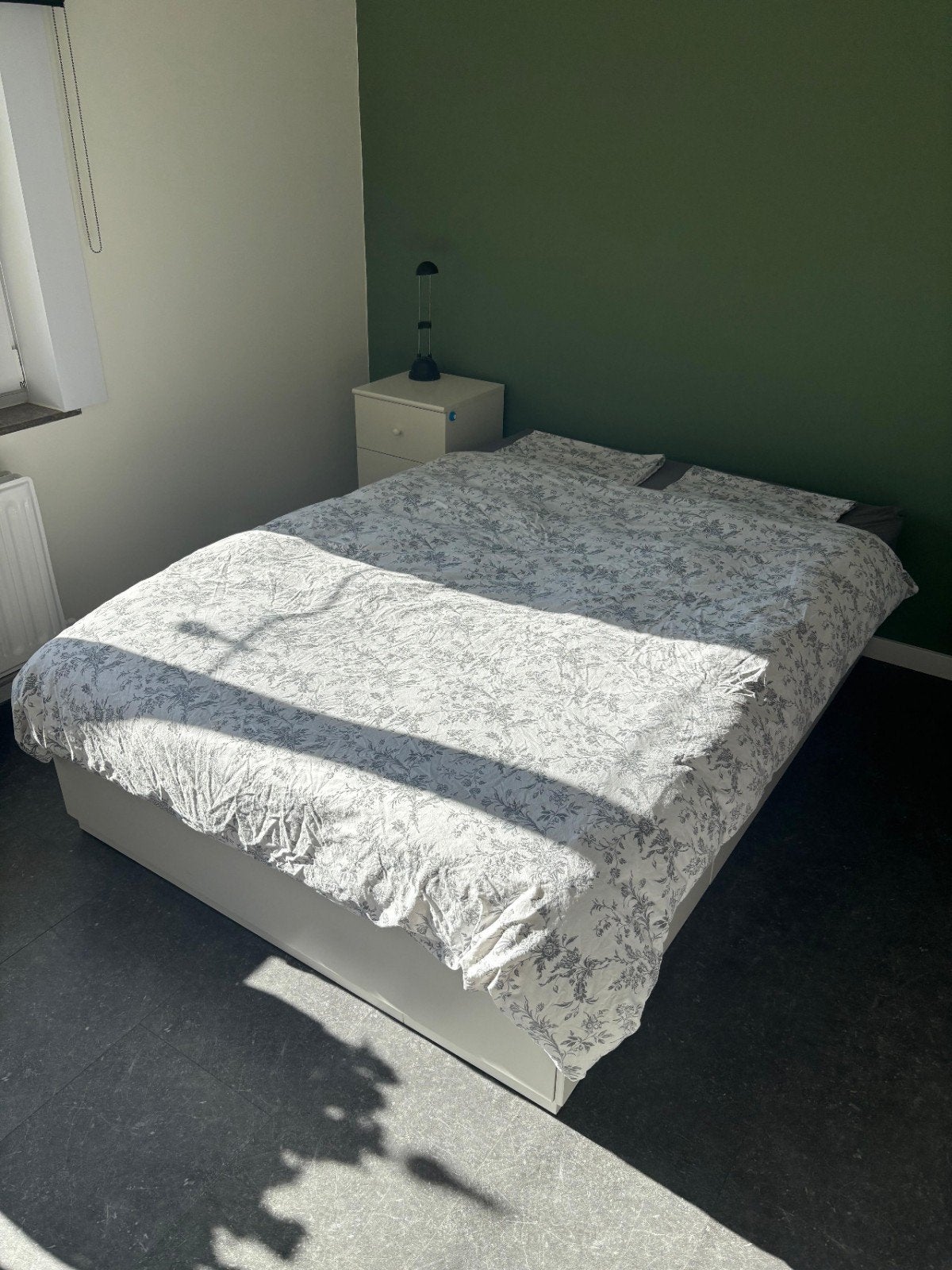 Bed met opberglades, Enlèvement