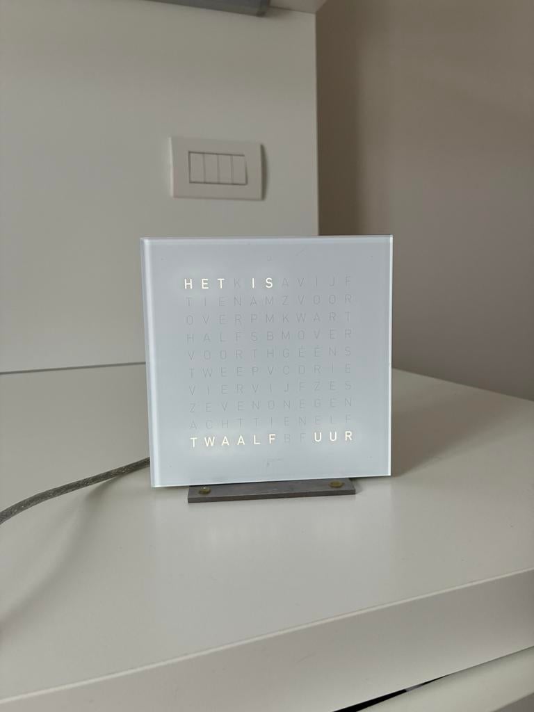 QLOCKTWO Touch woordklok – design klok (Biegert & Funk), Huis en Inrichting, Ophalen of Verzenden, Zo goed als nieuw, Digitaal