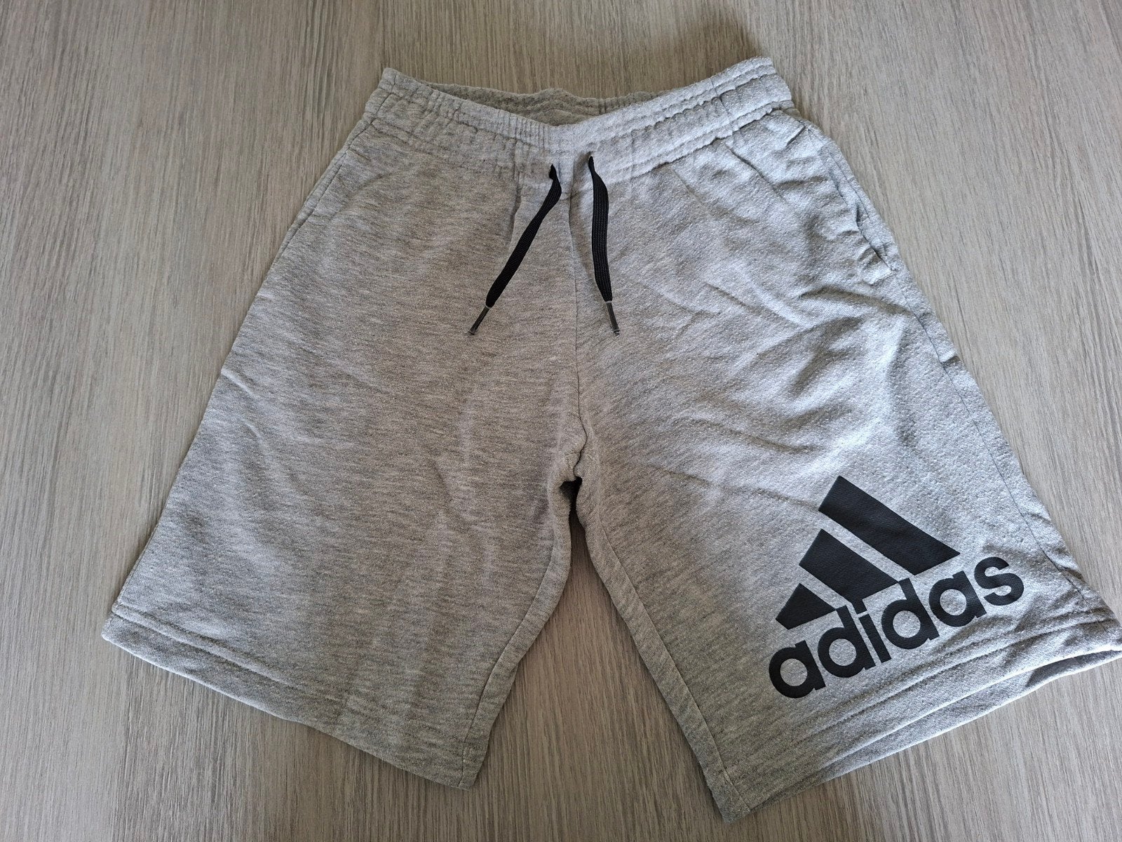 Licht grijze short Adidas 140, Broek, Adidas, Jongen of Meisje, Ophalen of Verzenden