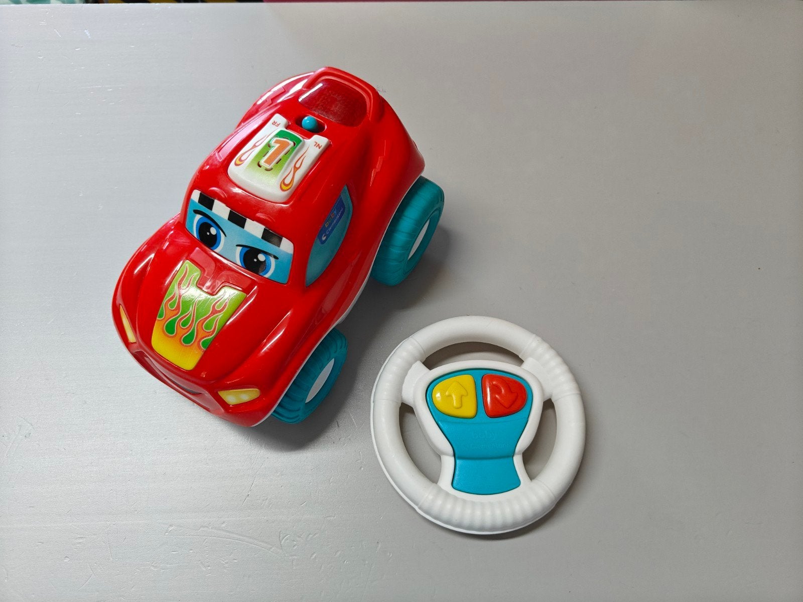 Voiture contrôlée Clementine red fr/nl, Enfants & Bébés, Enlèvement, Comme neuf, 6 mois à 2 ans