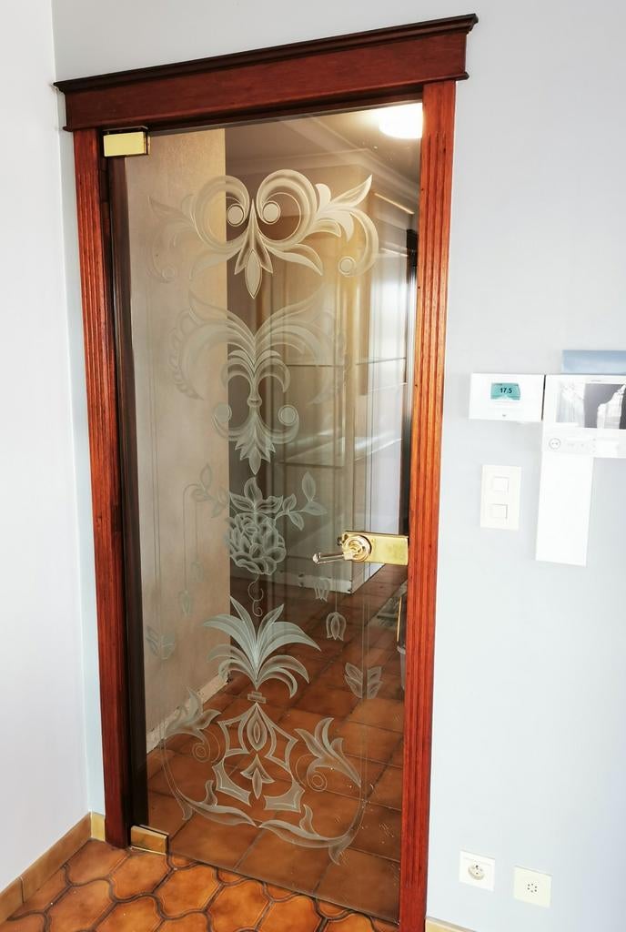 Porte vitrée avec dessins sculptés, Verre, Enlèvement, 80 à 100 cm, 200 à 215 cm