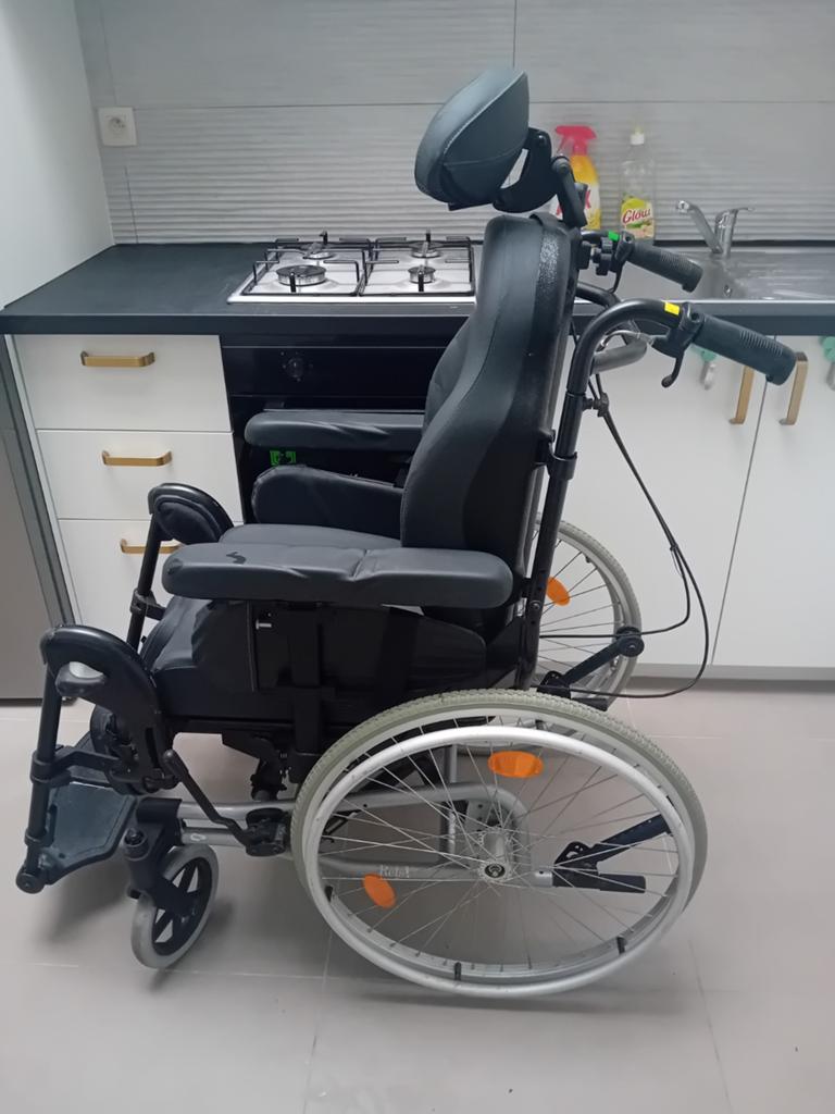 De Breezy Relax Comfortstoel van Sunrise Medical is een f, Diversen, Rolstoelen, Ophalen