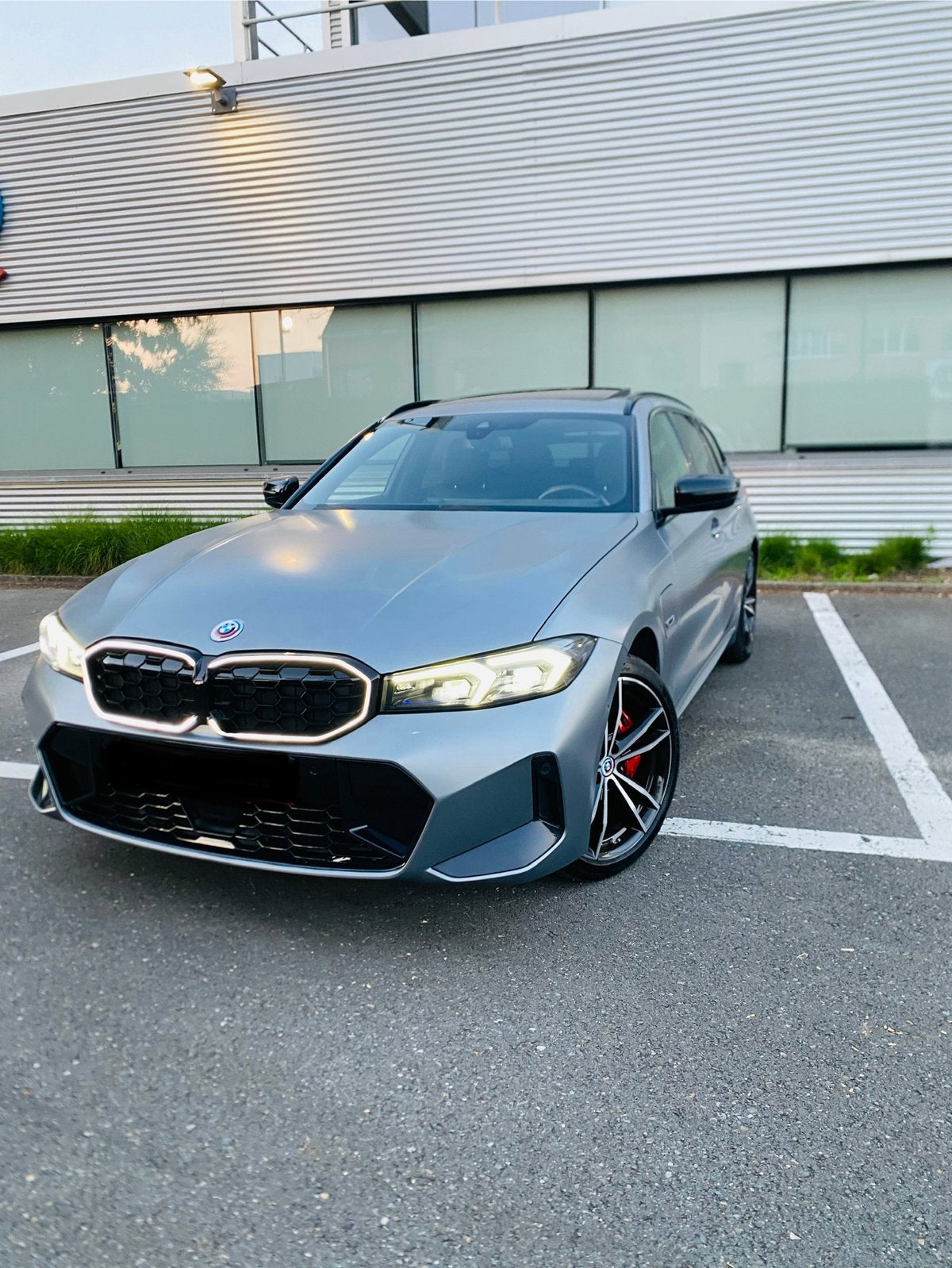 BMW 330 e X-DRIVE M-SPORT PANO/CURVED-DISPLAY “MODEL2023”, Auto's, Automaat, 1998 cc, Lichtsensor, Dealer onderhouden