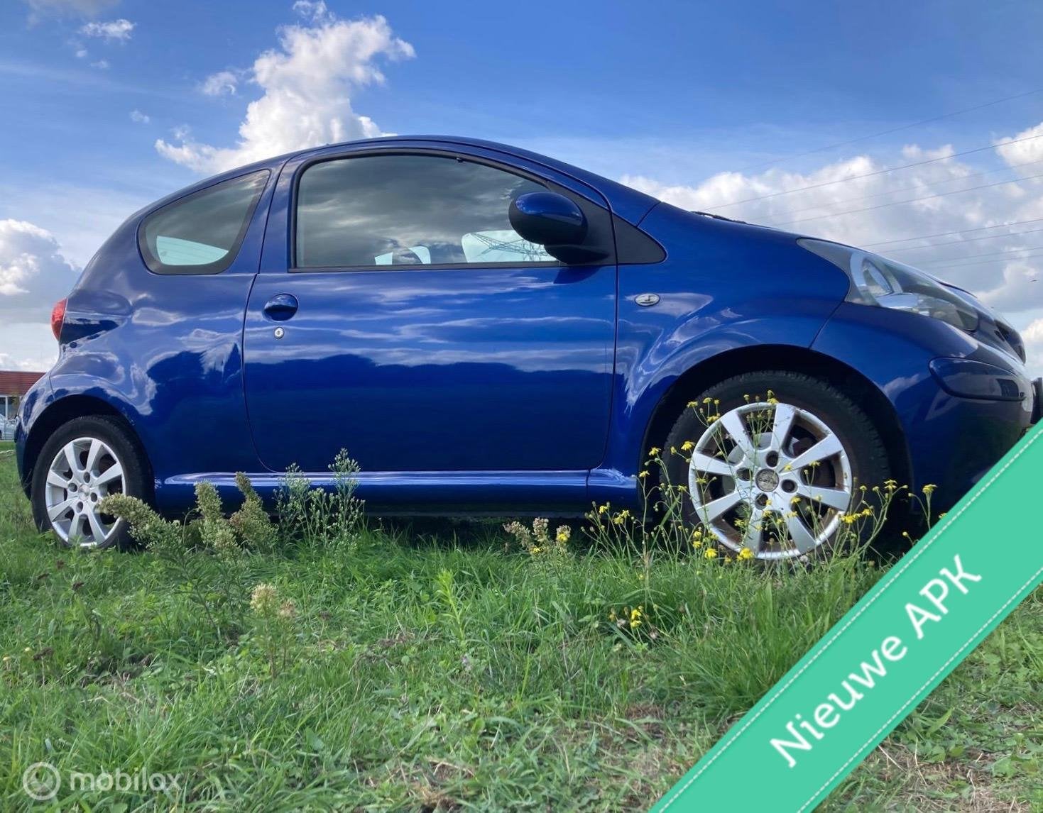 Toyota Aygo 1.0-12V 3-DEURS AIRCO APK tot 24/09/2027, Auto's, Stof, Blauw, 348 kg, Handgeschakeld